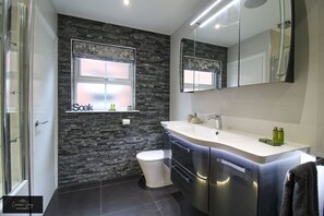 House | Bathroom | Combined shower/tub, deep soaking tub, hair dryer, towels - Modern Home in Belfast, Office, Parking, Wifi (Belfast)