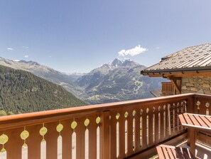 Property grounds - Spacious 6-room apartment, 10 ppl, ski-in/ski-out, balcony, parking (Montvalezan-La Rosière)