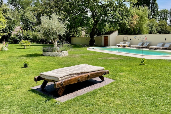 Jardin arboré avec piscine chauffée de 9m à 28 degrés, trampoline et balançoire