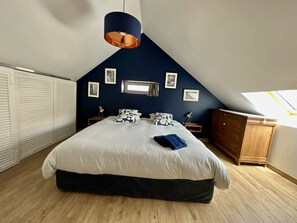 7 bedrooms, desk, iron/ironing board, travel cot