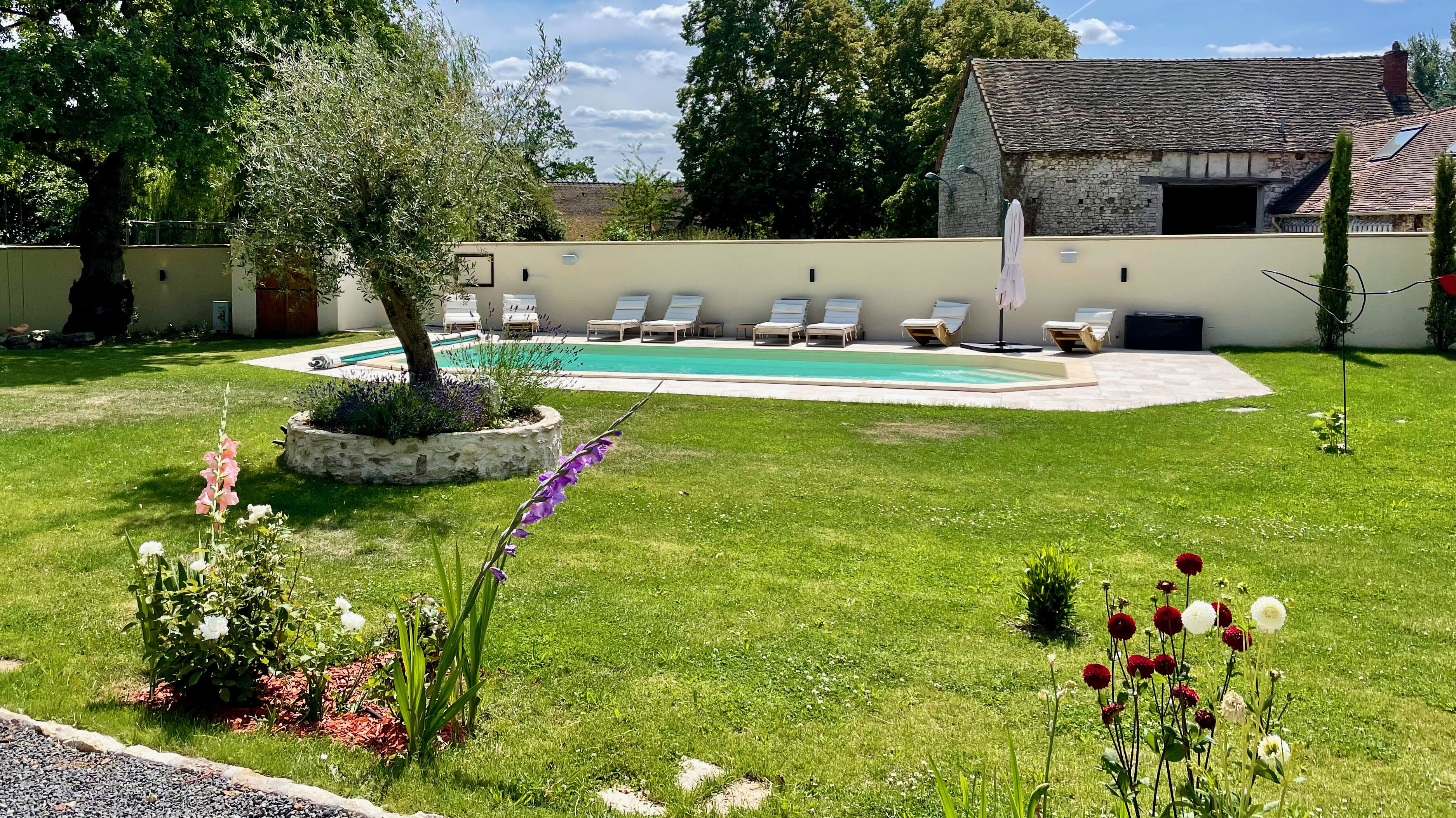 Jardin arboré avec piscine chauffée de 9m à 28 degrés, trampoline et balançoire