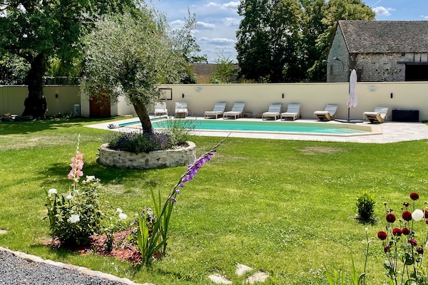 Jardin arboré avec piscine chauffée de 9m à 28 degrés, trampoline et balançoire