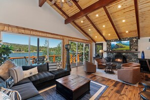 Televisión, chimenea, futbolito