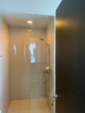 Duschwanne, kostenlose Toilettenartikel, Haartrockner, Bademäntel