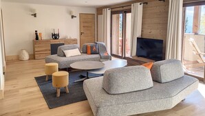Ein modernes Wohnzimmer mit einer Sofagarnitur, einem Couchtisch und einem Kamin.