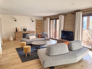 TV, fireplace, foosball - Bright Apartment · Spa · Free WiFi · Sports Equipment · Exceptional Mountain Views (Montvalezan-La Rosière)