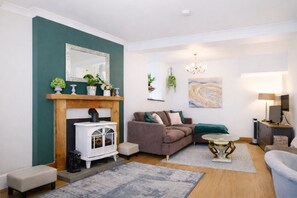 Una Smart TV, una chimenea, un reproductor de DVD, una oficina