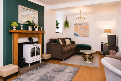 Ty Hapus is a modern, spacious townhouse featuring a King bed, fully equipped kitchen, and a private fenced backyard with a fire pit. Located in a highly walkable neighborhood near historic sites, vibrant dining, and beautiful beaches, room for six