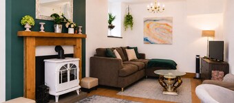 Ty Hapus is a modern, spacious townhouse featuring a King bed, fully equipped kitchen, and a private fenced backyard with a fire pit. Located in a highly walkable neighborhood near historic sites, vibrant dining, and beautiful beaches, room for six