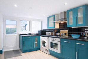 冷蔵庫、電子レンジ、オーブン、コンロ