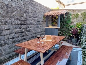 Outdoor dining - Cosy 3-bed home in Bridgend market town. Great for shopping trips, family weekends & work stays. (Bridgend County Borough)