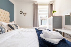 3 bedrooms, desk, iron/ironing board, free WiFi - Cosy 3-bed home in Bridgend market town. Great for shopping trips, family weekends & work stays. (Bridgend County Borough)