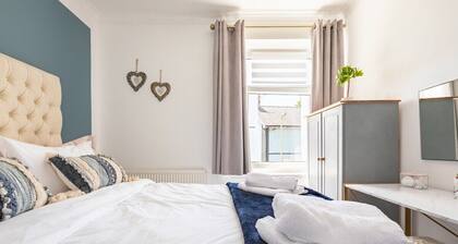 Welcome to your home away from home in the heart of Bridgend`s historic conservation area!