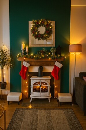 Interior - Cosy 3-bed home in Bridgend market town. Great for shopping trips, family weekends & work stays. (Bridgend County Borough)