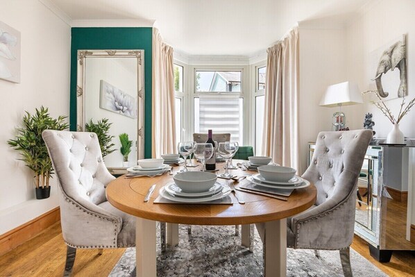 Dining - Cosy 3-bed home in Bridgend market town. Great for shopping trips, family weekends & work stays. (Bridgend County Borough)