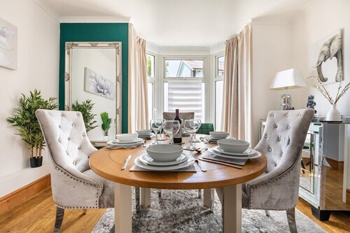 Ty Hapus is a modern, spacious townhouse featuring a King bed, fully equipped kitchen, and a private fenced backyard with a fire pit. Located in a highly walkable neighborhood near historic sites, vibrant dining, and beautiful beaches, room for six