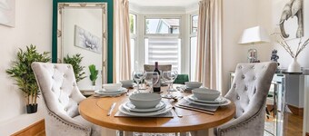 Ty Hapus is a modern, spacious townhouse featuring a King bed, fully equipped kitchen, and a private fenced backyard with a fire pit. Located in a highly walkable neighborhood near historic sites, vibrant dining, and beautiful beaches, room for six