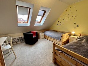 2 bedrooms, iron/ironing board, free WiFi