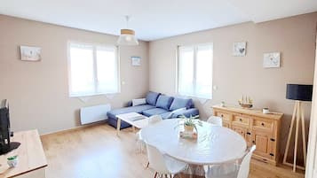 Een televisie en boeken