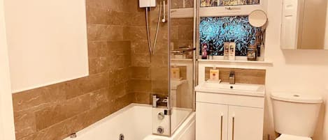 House | Bathroom | Combined shower/bathtub, deep-soaking bathtub, hair dryer, towels