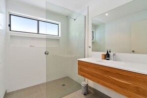Shower, hair dryer - La Maison Ver La Mer by Ready Set Stay - Big & Beautiful Backyard (Rye)