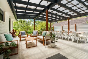 Outdoor dining - La Maison Ver La Mer by Ready Set Stay - Big & Beautiful Backyard (Rye)