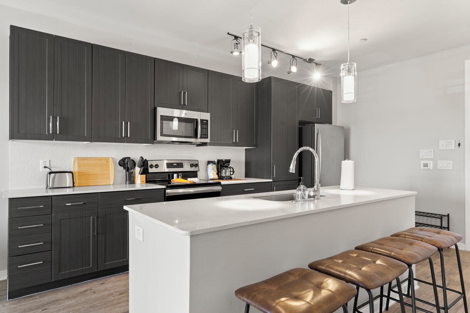 Apartment, 1 King Bed | Private kitchen | Fridge, microwave, oven, stovetop