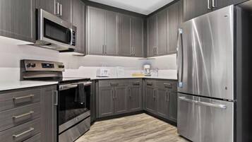 Apartemen Deluks, 1 kamar tidur | Dapur pribadi | Lemari es, microwave, oven, dan kompor