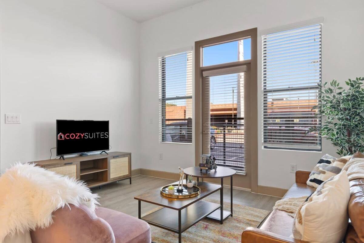 Apartment, 1 Bedroom (1005) | Ruang tamu | 42 inci televisyen dengan digital