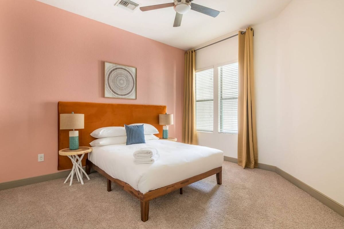 2 bedrooms, laptop workspace, iron/ironing board, free WiFi