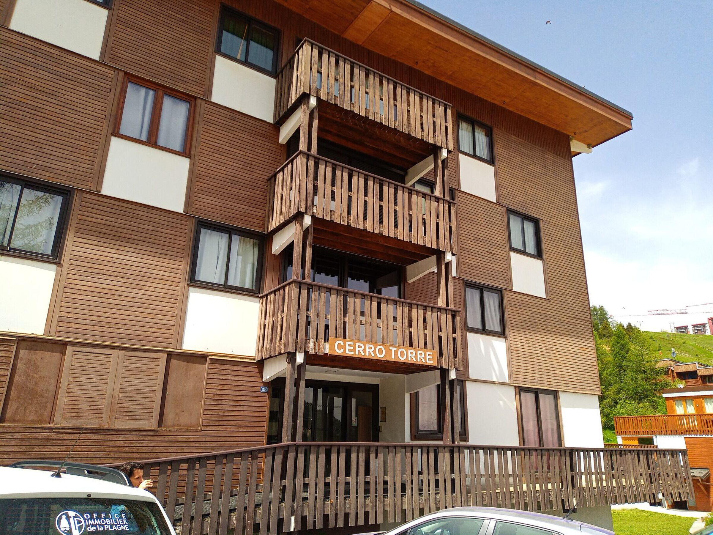 Un immeuble à plusieurs étages doté d’un balcon en bois et d’une enseigne indiquant « CERRO TORRE ».