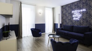 グランド スタジオ | リビング エリア | 24 インチのスマートテレビ (ケーブル放送視聴可)、テレビ