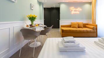 Classic-Studio | Wohnbereich | 24-Zoll-Smart-TV mit Kabelempfang, Fernseher