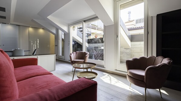Design appartement | Woonruimte | Een 24-inch smart-tv met kabelzenders en televisie