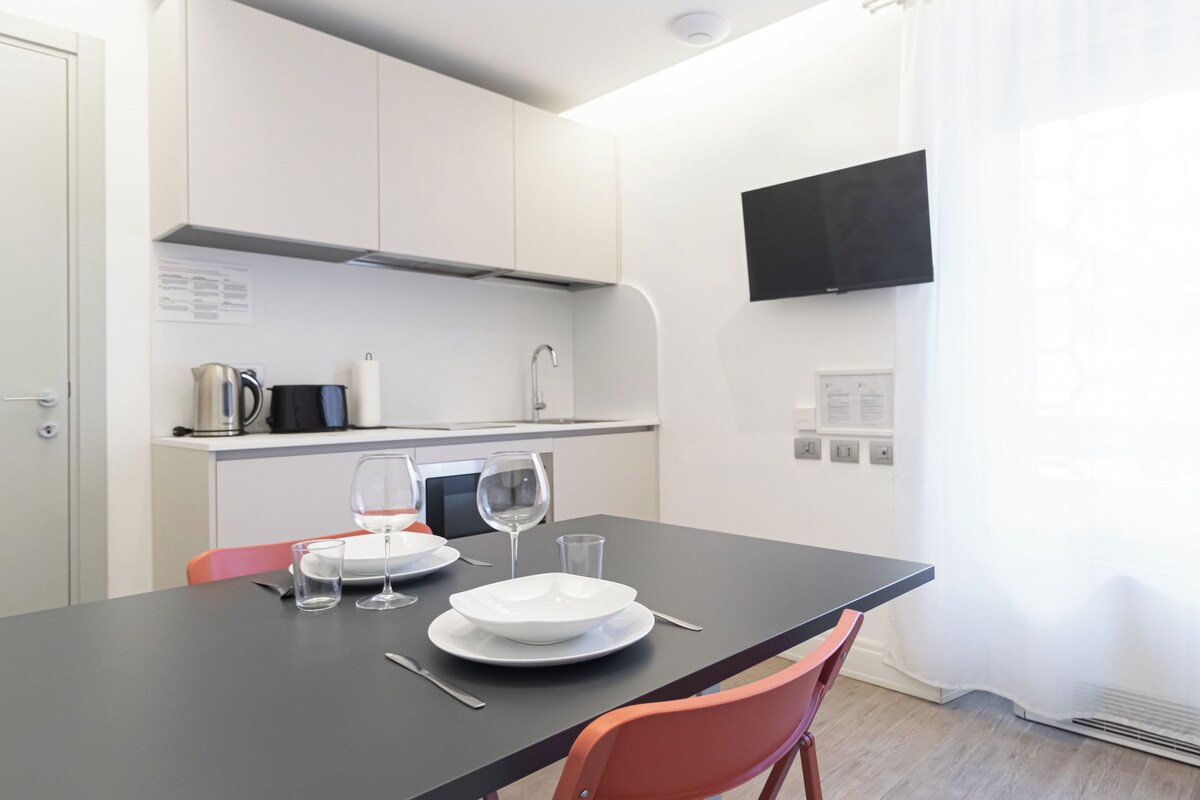 Studio Kota | Dapur kecil pribadi | Mesin espresso, mesin pembuat kopi/teh, lemari es besar, dan microwave