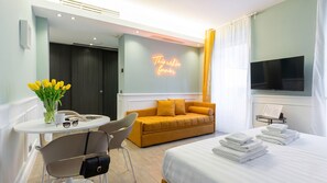 Classic Studio | Living area | 24-inch Smart TV with cable channels, TV - Italianway - Corso Venezia 7 (Milan)