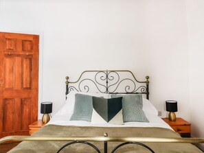 2 Schlafzimmer, individuell dekoriert, individuell eingerichtet