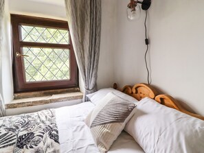 2 bedrooms, individually decorated, individually furnished, free WiFi - 8 Lune Street (Keighley)