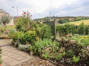Property grounds - 8 Lune Street (Keighley)