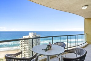 Outdoor dining - Sun City 4 Bedroom Ocean View Family Apartment (Surfers Paradise)