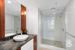 Badewanne, Haartrockner, Handtücher, Seife