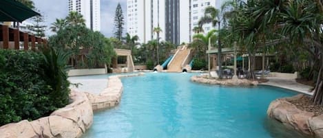 室内游泳池,室外游泳池