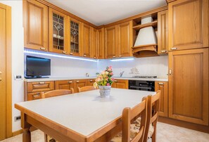 Fridge, microwave, oven, stovetop - [Presolana Home] with a view. Self Check-in (Castione della Presolana)