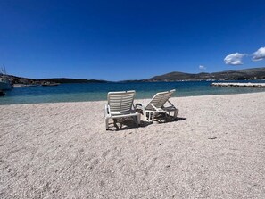 Chaises longues, serviettes de plage