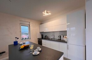 Fridge, oven, stovetop, dishwasher