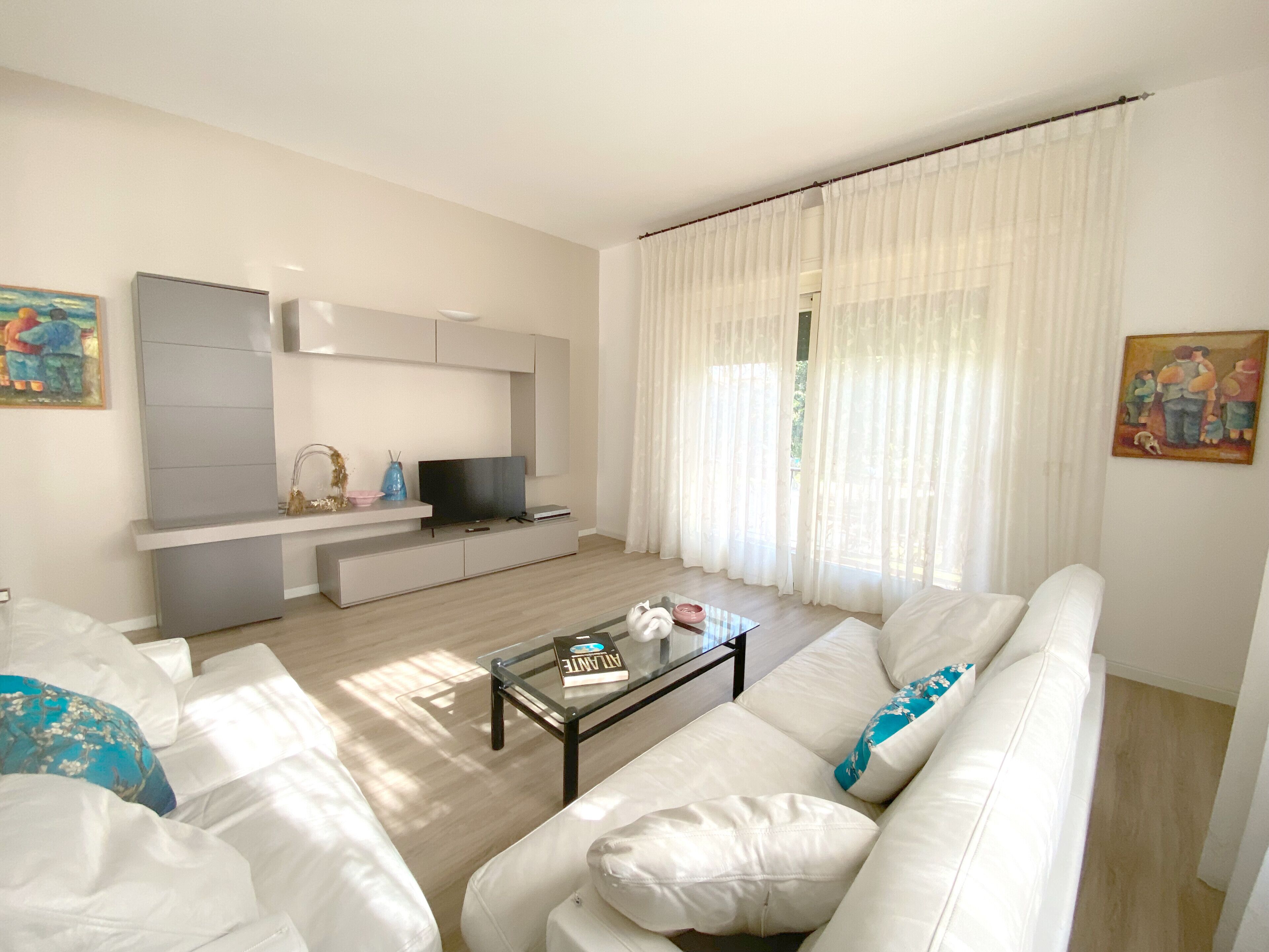 Smart TV, caminetto, libri