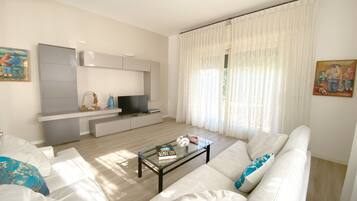 Smart TV, caminetto, libri