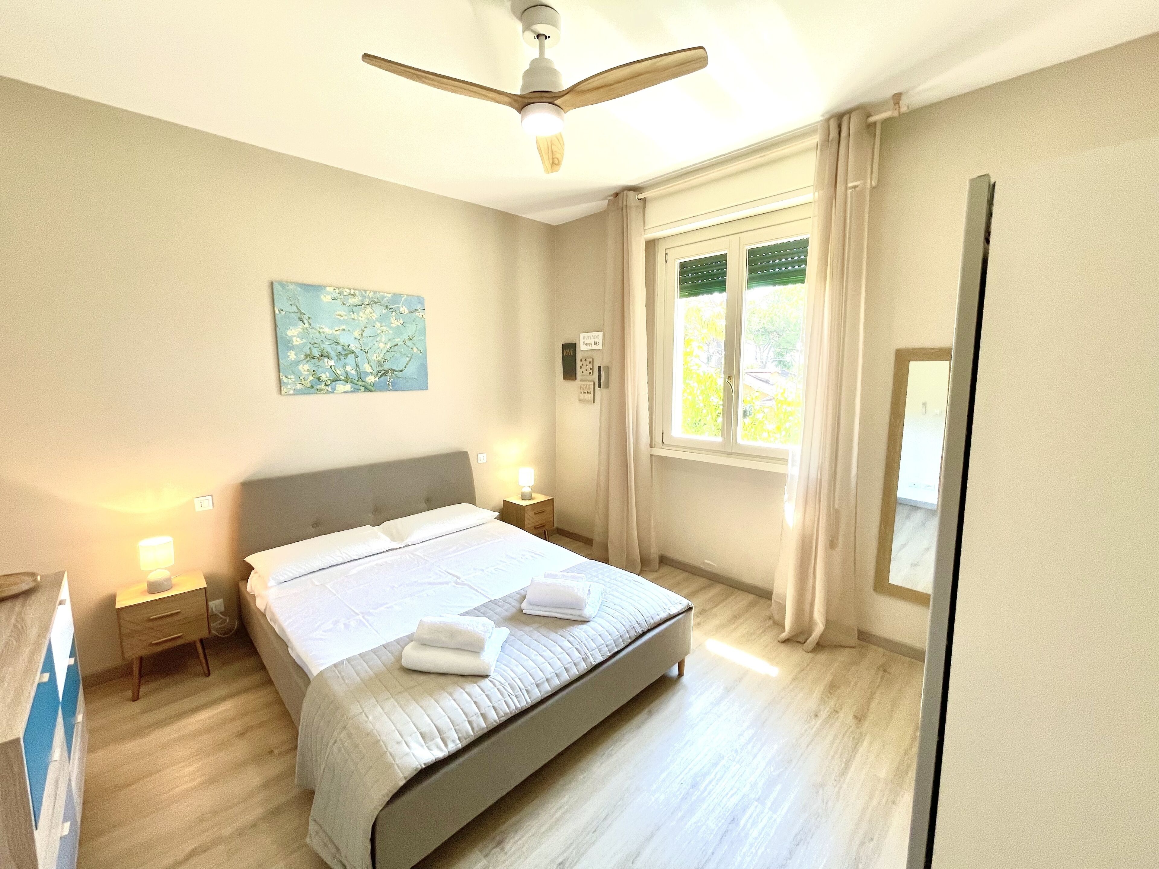 8 Schlafzimmer, Schreibtisch, Bügeleisen/Bügelbrett, Reisekinderbett