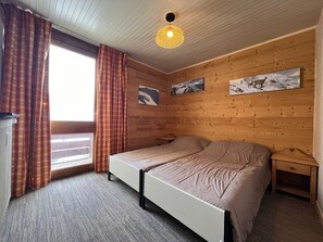 1 bedroom, bed sheets