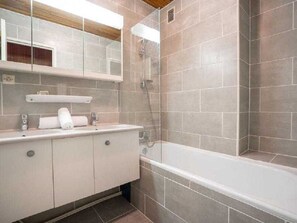 Ducha y bañera combinadas, secador de pelo y toallas